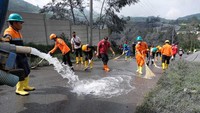 Kawah Sileri mengalami erupsi atau letusan berupa lontaran material batuan dan lumpur ke berbagai arah dengan radius sekitar 400 meter tanpa didahului isyarat peningkatan aktivitas gempa.  ANTARA FOTO/ANIS EFIZUDIN