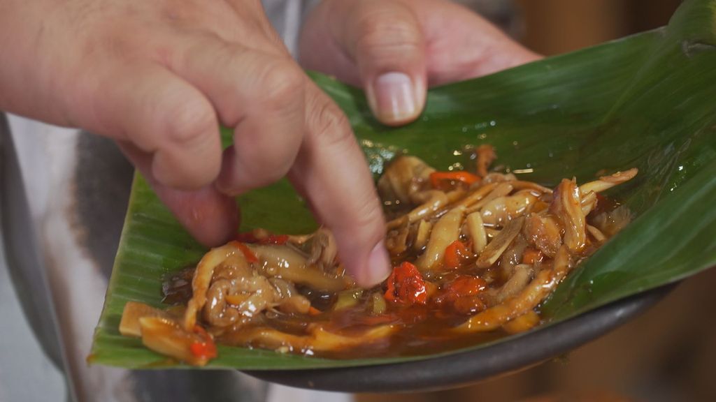 Bikin Laper! Tonton Dimas Beck Makan Ayam Pedas Nampol dan Dapatkan Rp500 Ribu!