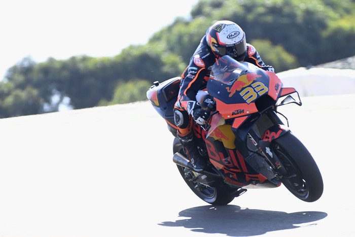 PORTIMAO, PORTUGAL - APRIL 17: Brad Binder of South Africa and Red Bull KTM Factory Racing lifts the front wheel during the MotoGP of Portugal - Qualifying at Autodromo Internacional Do Algarve on April 17, 2021 in Portimao, Portugal. (Photo by Mirco Lazzari gp/Getty Images)