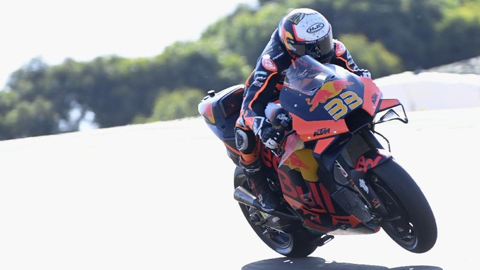 PORTIMAO, PORTUGAL - APRIL 17: Brad Binder of South Africa and Red Bull KTM Factory Racing lifts the front wheel during the MotoGP of Portugal - Qualifying at Autodromo Internacional Do Algarve on April 17, 2021 in Portimao, Portugal. (Photo by Mirco Lazzari gp/Getty Images)