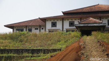 Seperti rumah dan resort, bangunan ini pun terbengkalai. Foto: Agung Pambudhy