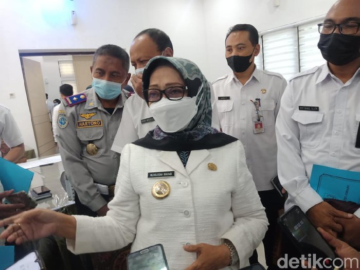Lurah Jombatan, Kecamatan/Kabupaten Jombang, Kislan mengaku sebagai pembuat surat permintaan THR yang viral. Kini Bupati Jombang Mundjidah Wahab menyebut persoalan itu sudah selesai.