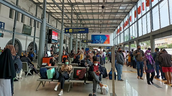 Masa Pengetatan Mudik, Stasiun Pasar Senen Dipadati Penumpang