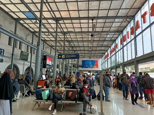 Masa Pengetatan Mudik, Stasiun Pasar Senen Dipadati Penumpang
