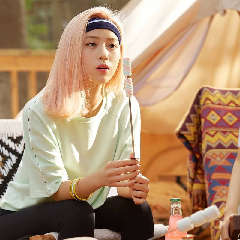 Cantiknya Ryujin 'ITZY' Saat Pemotretan Bareng Es Krim hingga Marshmallow