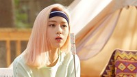 Walau posenya bengong saat hendak makan marshmallow, Ryujin tetap terlihat cantik ya? Foto: Instagram itzy_ryujin