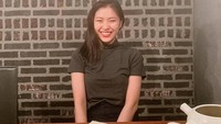 Santap di restoran, perempuan pencinta kucing ini tak lewatkan berfoto. Ia mengabadikan momen manis dengan senyum manis pula. Foto: Instagram itzy_ryujin
