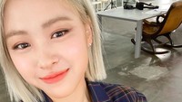 Sedang ada di acara masak, Ryujin memamerkan masakan yang berhasil ia buat. Kelihatannya enak ya! Foto: Instagram itzy_ryujin