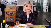 Ia pun terlihat menikmati momennya ketika di acara masak. Ryujin tampil dengan rambut blonde kala itu. Foto: Instagram itzy_ryujin