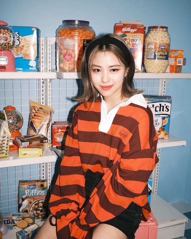 Ryujin telah mencuri perhatian sebelum debut bersama ITZY saat menjadi kontestan acara survival Mix Nine. Dikenal tampan dan cantik, Ryujin kerap mengadakan siaran langsung tanpa memakai riasan. Foto: Instagram itzy_ryujin