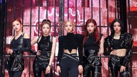 Ia dan member ITZY lainnya menggelar showcase online hari ini (30/4). Mereka tampil seksi dan keren menggunakan outfit serba hitam. Lagu terbarunya yang ditunggu-tunggu adalah M.A.F.I.A In The Morning. Foto: Instagram shin_rxujxn