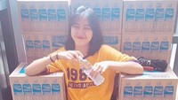Foto Ryujin ini unik banget! Ia menggunakan outfit santai dan nampak asyik duduk bersandar di tumpukan kardus minuman. Foto: Instagram itzy_ryujin