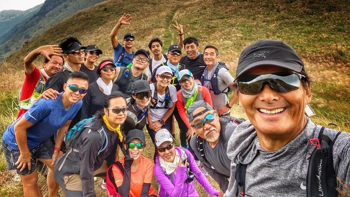 Chow Yun Fat dan Loi Hoi Pang (jenggot putih) bersama para fans saat hiking.