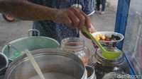 Jika tertarik, bisa datang ke sini. Di sini bisa diminum di tempat saat berbuka sambil menikmati semilir angin dari celah pepohonan. Foto: Ajie Prasetya/detikcom