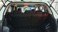 Daihatsu Rocky memiliki kapasitas bagasi hingga 395 liter. Jika ingin menambahkan volumenya, kursi baris kedua bisa dilipat rata lantai. Foto: Luthfi Anshori/detikOto