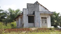 Sepanjang perjalanan, kanan dan kiri jalan adalah bentangan pohon sawit. Selain itu terdapat bangunan vila tidak terurus yang sejak beberapa tahun silam dibiarkan.