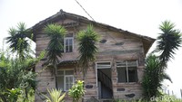 Vila yang awalnya memang berkonsep rumah kebun itu diduga sepi peminat, akhirnya dibiarkan lapuk dimakan usia.