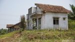 Deretan Rumah Rusak di Bakal Lokasi Bukit Algoritma