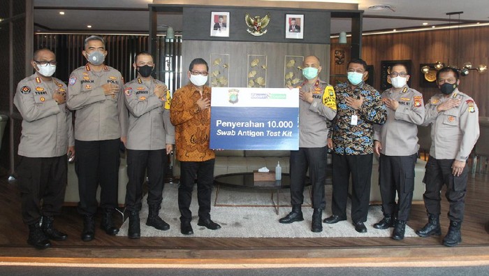 Dukung Keselamatan Kerja Polisi di Masa Pandemi Demi mendukung keselamatan kerja personel, sebanyak ribuan polisi mengikuti Swab Antigen