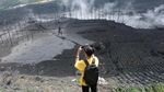 Bersih-bersih Lumpur Erupsi Dieng