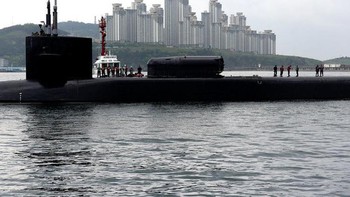 Ohio Class adalah kategori kapal selam terbesar yang pernah dibuat untuk Angkatan Laut Amerika Serikat. Kapal-kapal jenis ini awalnya ditujukan untuk menangkal serangan nuklir sekaligus menyerang musuh juga dengan nuklir. Ia mampu membawa banyak rudal Trident II yang sangat dahsyat. Foto: Reuters