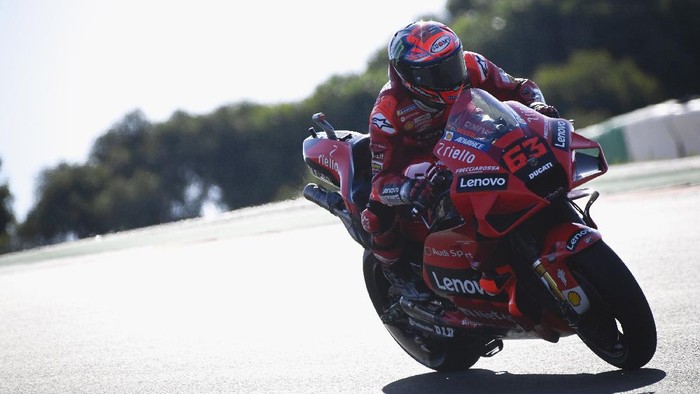 PORTIMAO, PORTUGAL - APRIL 17: Francesco Bagnaia of Italy and Ducati Lenovo Team rounds the bend during the MotoGP of Portugal - Qualifying at Autodromo Internacional Do Algarve on April 17, 2021 in Portimao, Portugal. (Photo by Mirco Lazzari gp/Getty Images)