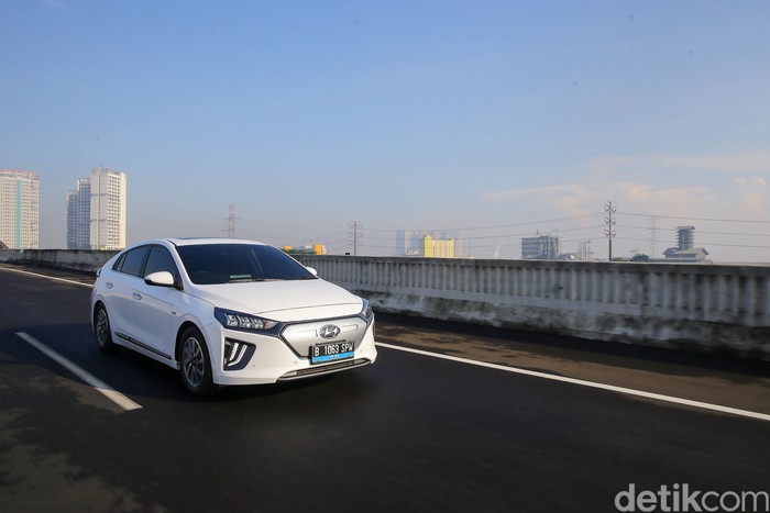 Tim detikcom membuktikan seberapa tangguh mobil listrik bisa dikendarai untuk perjalanan jarak jauh. Hyundai Ioniq langsung gas Jakarta-Bali.