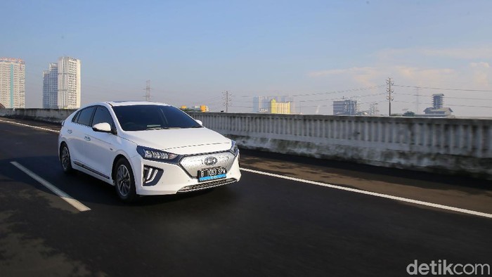 Tim detikcom membuktikan seberapa tangguh mobil listrik bisa dikendarai untuk perjalanan jarak jauh. Hyundai Ioniq langsung gas Jakarta-Bali.