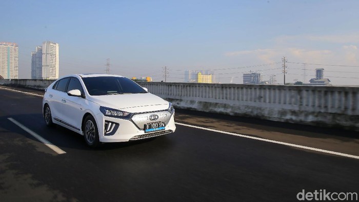 Gaspol Mobil Listrik Hyundai Jakarta-Bali Tim detikcom membuktikan seberapa tangguh mobil listrik bisa dikendarai untuk perjalanan jarak jauh. Hyundai Ioniq langsung gas Jakarta-Bali.