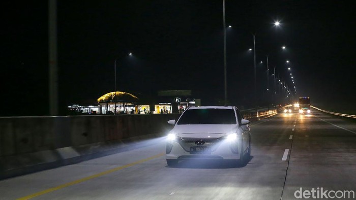 Tim detikcom membuktikan seberapa tangguh mobil listrik bisa dikendarai untuk perjalanan jarak jauh. Hyundai Ioniq langsung gas Jakarta-Bali.