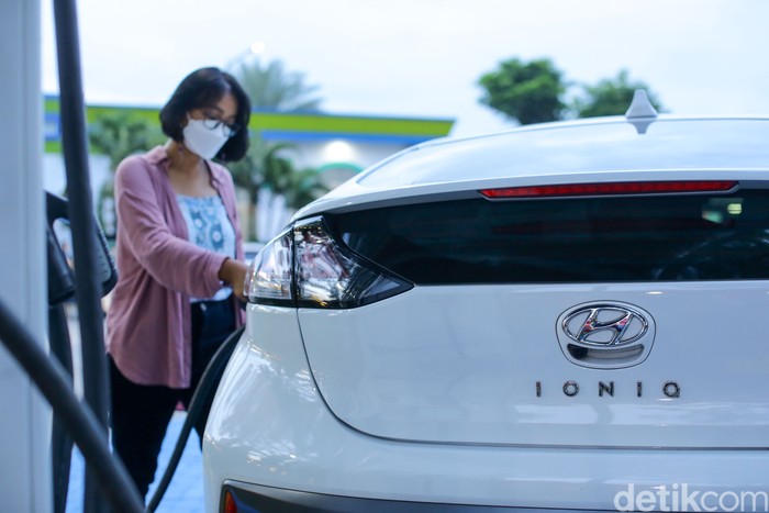 Tim detikcom membuktikan seberapa tangguh mobil listrik bisa dikendarai untuk perjalanan jarak jauh. Hyundai Ioniq langsung gas Jakarta-Bali.