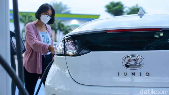Tim detikcom membuktikan seberapa tangguh mobil listrik bisa dikendarai untuk perjalanan jarak jauh. Hyundai Ioniq langsung gas Jakarta-Bali.