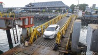 Tepat pukul 12.00 WIB akhirnya kami melanjutkan perjalanan untuk menyambangi Bali. Akhirnya kami tiba di Bali dan langsung menyambangi SPKLU milik PLN di Denpasar. Dan kami pun takjub, ternyata mobil listrik Hyundai Ioniq mampu membawa kami semua Jakarta-Bali.