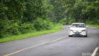 Sekarang waktunya mengagumi mobil listrik kelahiran Korea Selatan Hyundai Ioniq. Pasti siapapun tidak menyangka ternyata mobil listrik memiliki performa yang oke ditambah torsi yang luar biasa. Hyundai Ioniq Electric digerakkan oleh permanent-magnet synchronous motor. Motor listrik tersebut mampu menghasilkan daya murni 100 kW (120 ps). Torsi maksimal sebesar 295 Nm disalurkan sepenuhnya secara instan saat Anda menginjak pedal gas.