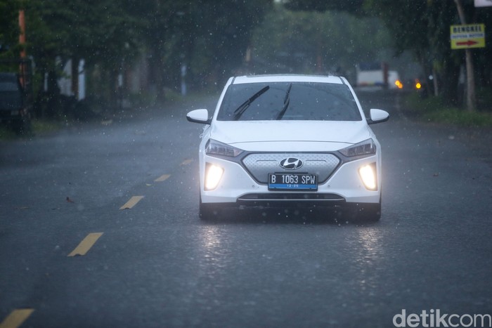 Tim detikcom membuktikan seberapa tangguh mobil listrik bisa dikendarai untuk perjalanan jarak jauh. Hyundai Ioniq langsung gas Jakarta-Bali.
