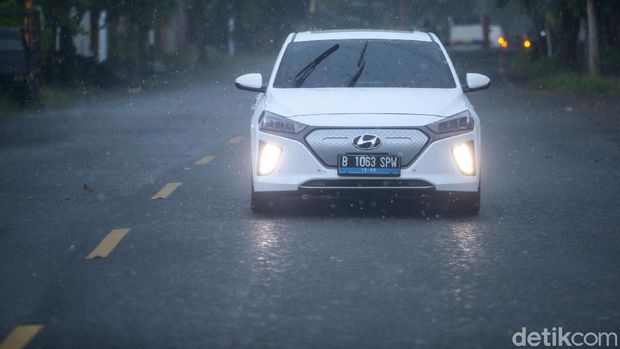 Tim detikcom membuktikan seberapa tangguh mobil listrik bisa dikendarai untuk perjalanan jarak jauh. Hyundai Ioniq langsung gas Jakarta-Bali.