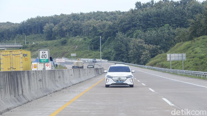 Tim detikcom membuktikan seberapa tangguh mobil listrik bisa dikendarai untuk perjalanan jarak jauh. Hyundai Ioniq langsung gas Jakarta-Bali.