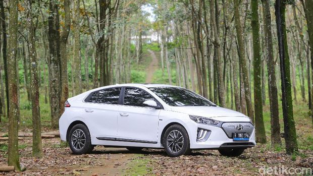 Tim detikcom membuktikan seberapa tangguh mobil listrik bisa dikendarai untuk perjalanan jarak jauh. Hyundai Ioniq langsung gas Jakarta-Bali.