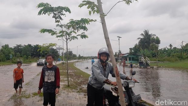 Hujan deras dan luapan Sungai Siak membuat sejumlah ruas jalan dan permukiman di Pekanbaru kebanjiran (Raja Adil/detikcom)