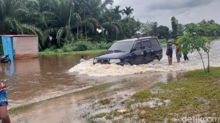 Hujan deras dan luapan Sungai Siak membuat sejumlah ruas jalan dan permukiman di Pekanbaru kebanjiran (Raja Adil/detikcom)