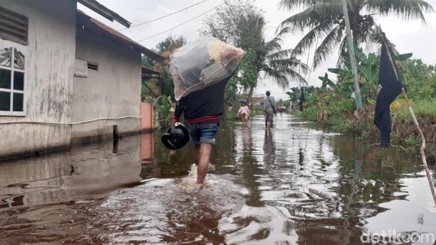 Hujan deras dan luapan Sungai Siak membuat sejumlah ruas jalan dan permukiman di Pekanbaru kebanjiran (Raja Adil/detikcom)