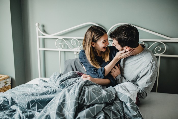 Ilustrasi Seks Young couple is hugging in bed in the morning