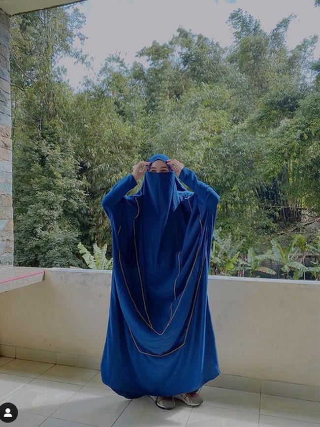 Namun keduanya memilih bertahan. Menurut Indri Giana, kunci untuk mempertahankan pernikahan hanyalah satu, yakni komitmen untuk memperjuangkan jika masih ada cinta dengan pasangan. Foto: Instagram/@_indrigiana_