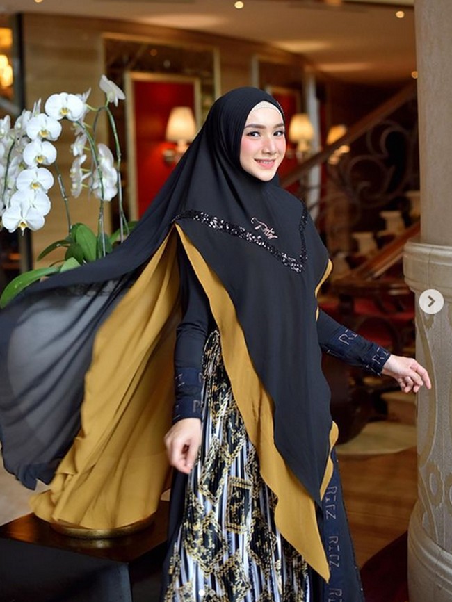 Bahtera rumah tangga mereka bukannya tanpa gonjang-ganjing. Dalam curhatannya di Instagram, wanita 26 tahun ini menulis bahwa pernikahan keduanya pernah mengalami banyak ujian. Foto: Instagram/@_indrigiana_