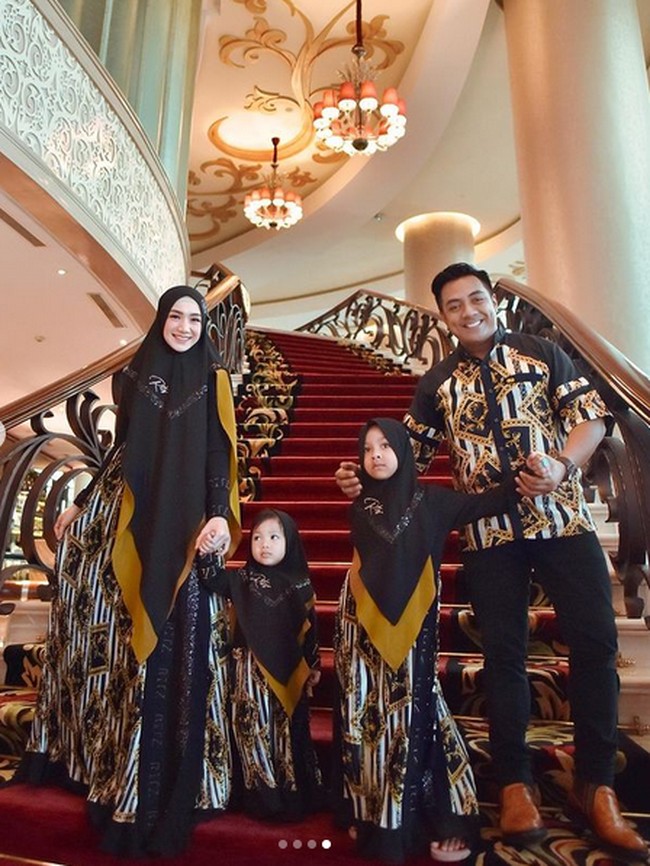 Tujuh tahun menikah, Indri Giana dan Riza Muhammad dikaruniai dua orang putri. Foto: Instagram/@_indrigiana_
