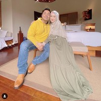 Pertemuan Indri dan Riza berawal di lokasi syuting sinetron Pesantren dan Rock N Roll. Keduanya sempat terlibat cinta lokasi dan segera memutuskan untuk menikah. Foto: Instagram/@_indrigiana_