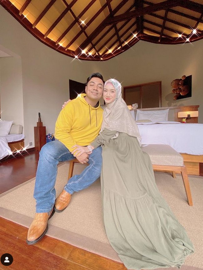 Pertemuan Indri dan Riza berawal di lokasi syuting sinetron Pesantren dan Rock N Roll. Keduanya sempat terlibat cinta lokasi dan segera memutuskan untuk menikah. Foto: Instagram/@_indrigiana_