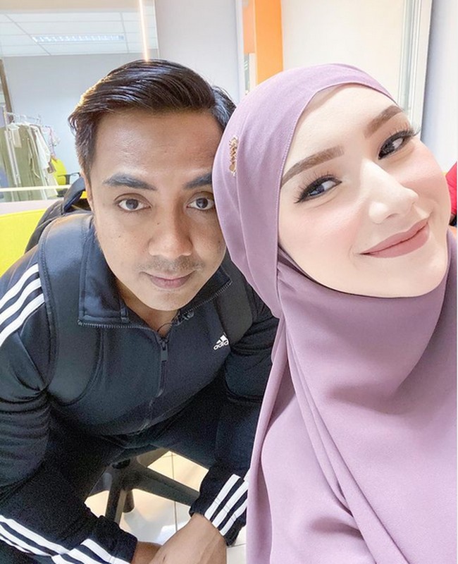 Pernikahan mereka jadi sorotan lantaran usia Indri yang masih terbilang muda. Usia Ustaz Riza Muhammad sendiri kala itu 35 tahun. Foto: Instagram/@_indrigiana_