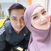 Pernikahan mereka jadi sorotan lantaran usia Indri yang masih terbilang muda. Usia Ustaz Riza Muhammad sendiri kala itu 35 tahun. Foto: Instagram/@_indrigiana_