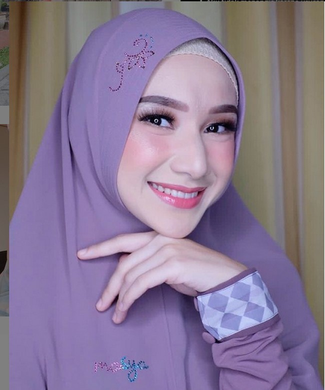 Wanita yang kini berbusana syari ini mengungkapkan kapal rumah tangga mereka hampir saja berhenti di tengah jalan. Banyak sekali godaan dan ujian yang membuat kita berpikir untuk menyudahi apa yang sudah dibangun, tulisnya. Foto: Instagram/@_indrigiana_